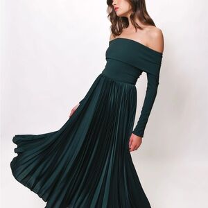 Elegant Off-Shoulder Forest Green Hutch Dress